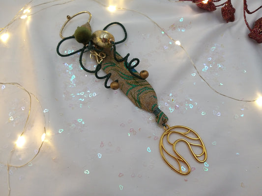 Γούρι 2026 με κορδέλα παγονιού, χρυσές σπείρες, πράσινα στοιχεία και χρυσαφί πέταλο – euhandmade