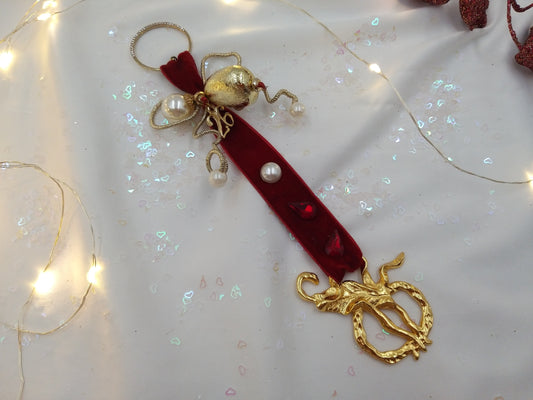 Γούρι 2026 με κόκκινη βελούδινη κορδέλα, χρυσό ρόδι, πέρλες και κόκκινες λεπτομέρειες – euhandmade
