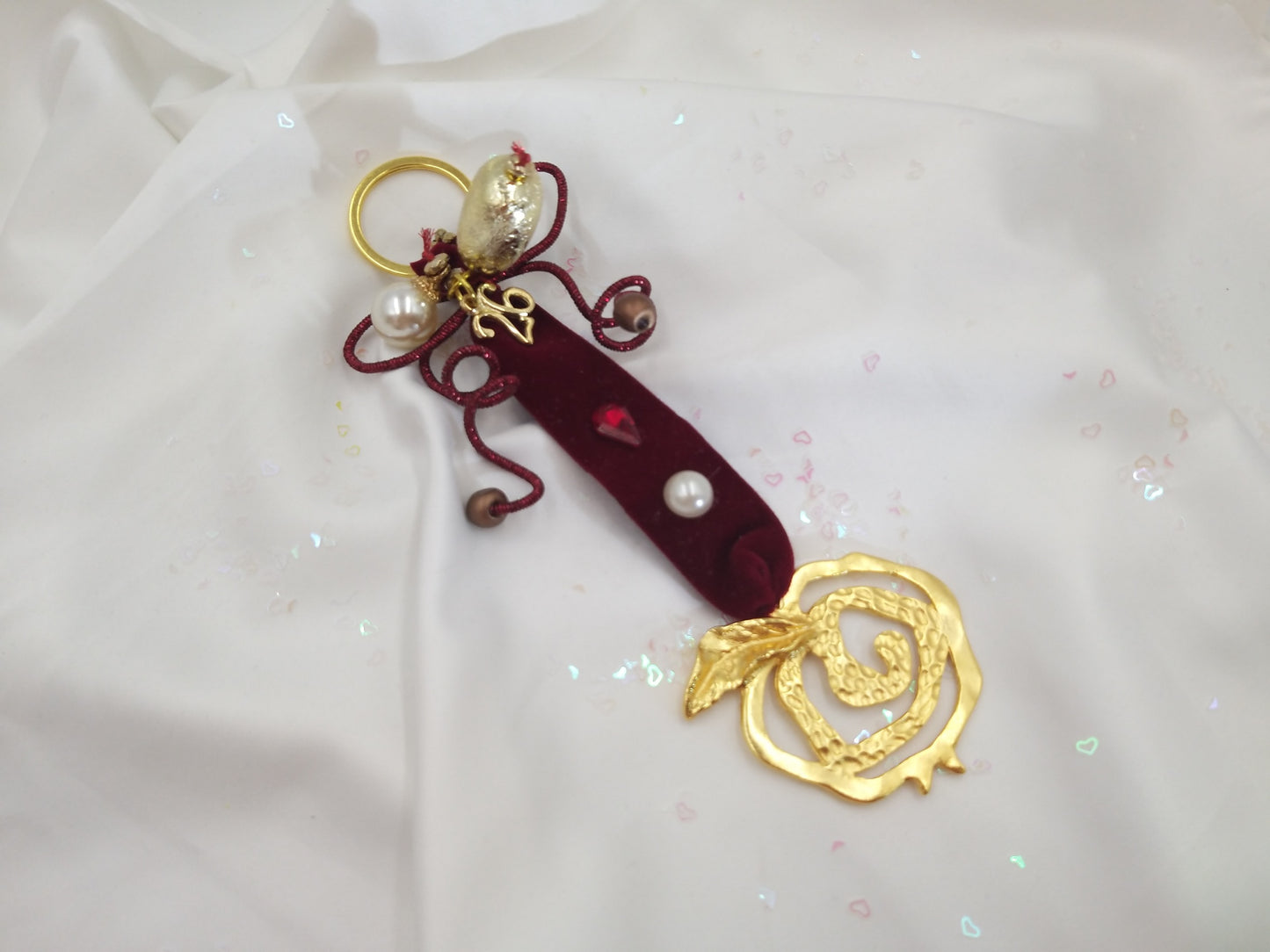 Χειροποίητο γούρι 2026 με βυσσινί βελούδινη κορδέλα, χρυσό ρόδι και περλέ λεπτομέρειες – euhandmade.