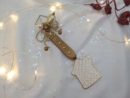 Γούρι 2026 σε σχήμα σπιτιού με χρυσό σμάλτο και σαμπανί κορδέλα, διακοσμημένο με πέρλες και χρυσά στοιχεία – euhandmade