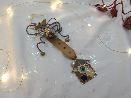 Γούρι 2026 σε σχήμα σπιτιού με σμάλτο και χρυσαφί σατέν κορδέλα, διακοσμημένο με περλέ και μεταλλικά στοιχεία – euhandmade