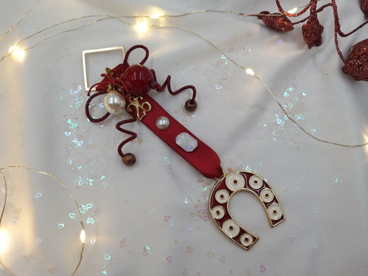 Χειροποίητο γούρι 2026 με κόκκινη σατέν κορδέλα, μπορντό πέταλο και μαργαριτάρι – euhandmade.