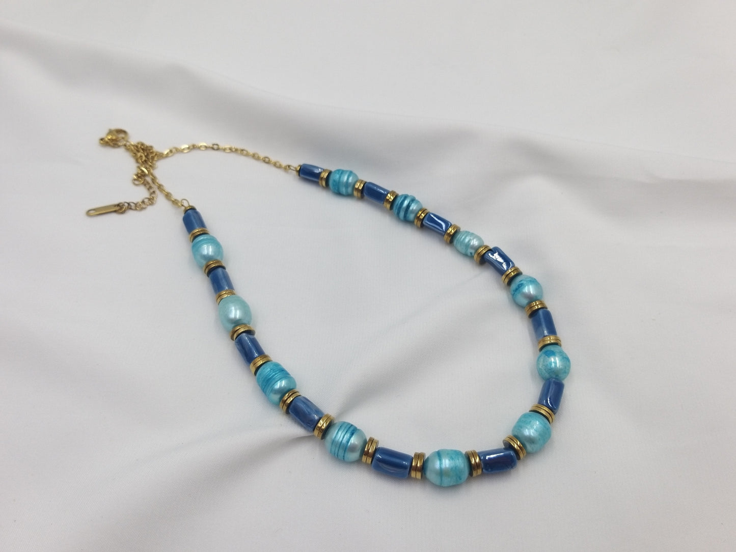 Χειροποίητο κολιέ με μπλε και τιρκουάζ μαργαριτάρια και χρυσές λεπτομέρειες