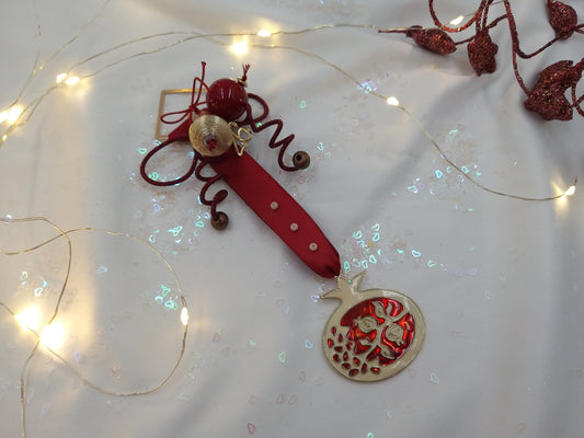 Χειροποίητο γούρι 2026 με κόκκινο σμάλτο ρόδι, σατέν κορδέλα και πέρλες – euhandmade.