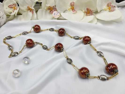 Χειροποίητο κολιέ με μπορντό κεραμικές πέτρες και γκρι κρύσταλλα