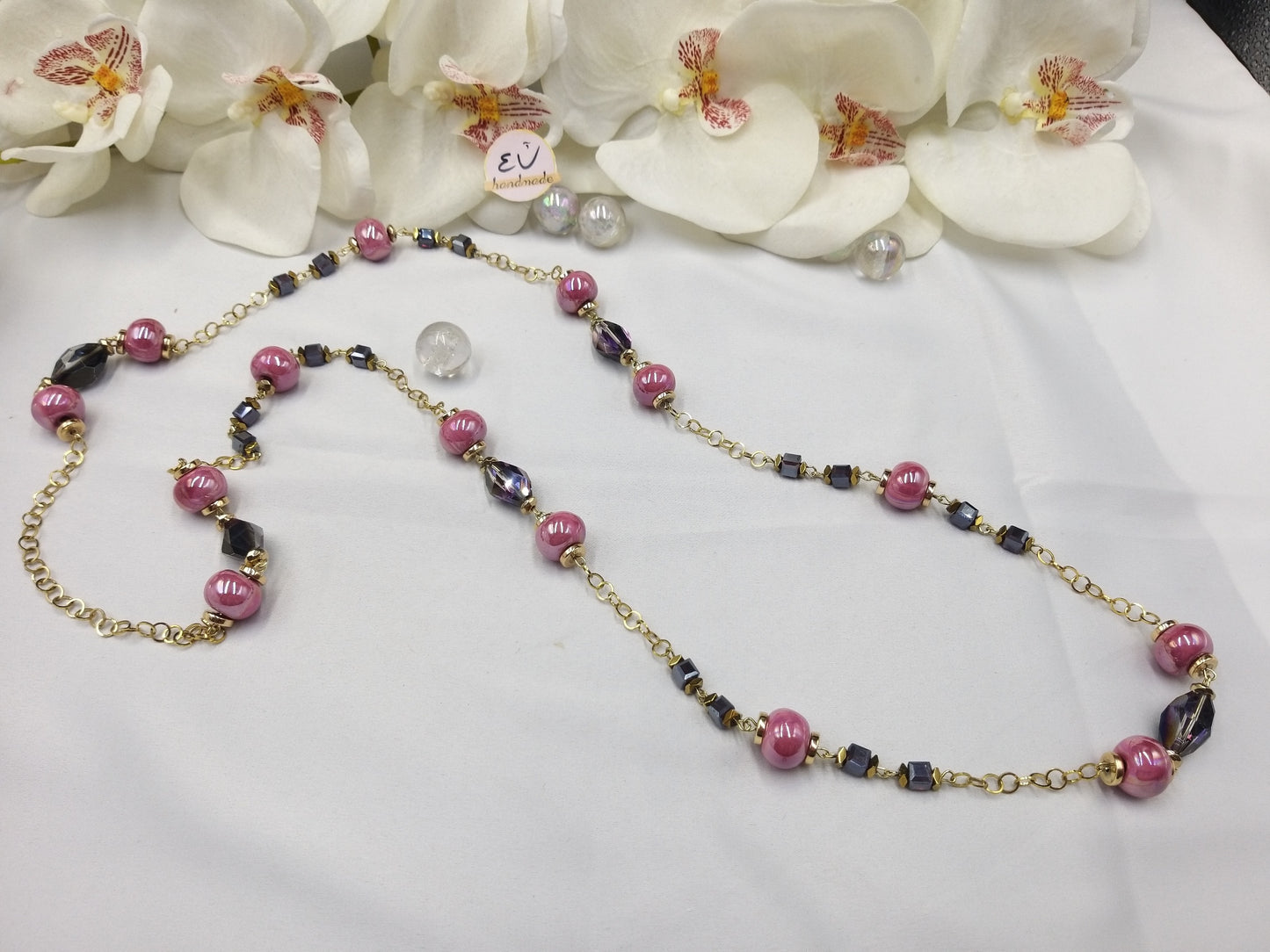 Χειροποίητο μακρύ κολιέ με μωβ κεραμικές πέτρες και γκρι κρύσταλλα