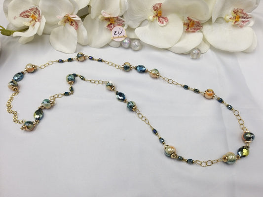 Χειροποίητο μακρύ κολιέ με πράσινες κεραμικές πέτρες και μελί κρύσταλλα