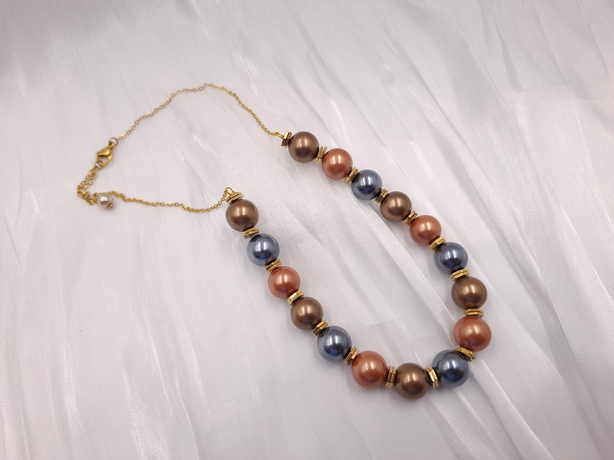 Χειροποίητο κολιέ με μεγάλες Shell Pearls σε γκρι μπρονζέ και ροδακινί, χρυσαφί διαχωριστικά και λεπτή αλυσίδα