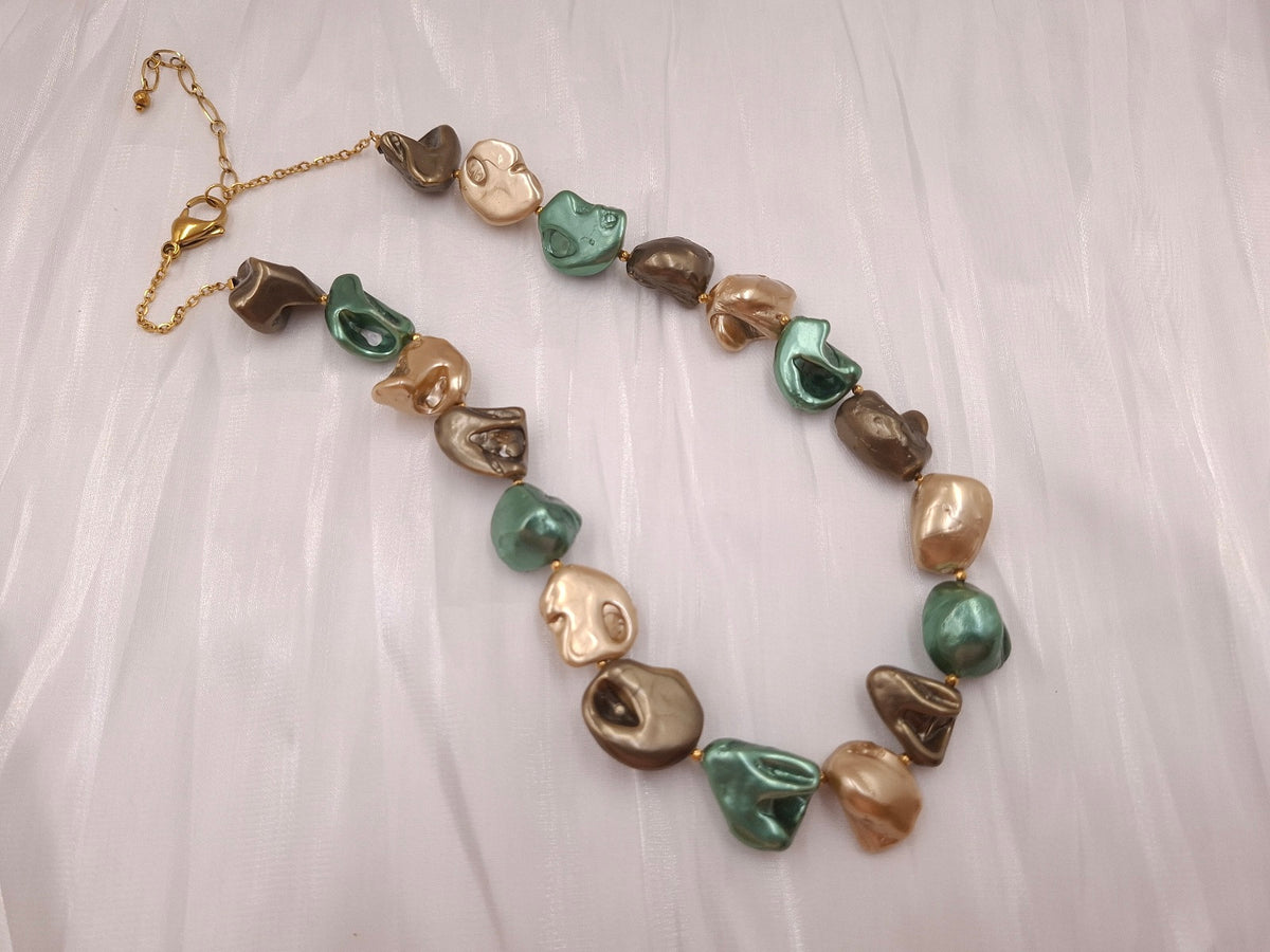 Χειροποίητο κολιέ euhandmade με ακανόνιστες Shell Pearls σε πετρόλ πράσινο, σαμπανί και μπρονζέ αποχρώσεις, με χρυσόχρωμες λεπτομέρειες.