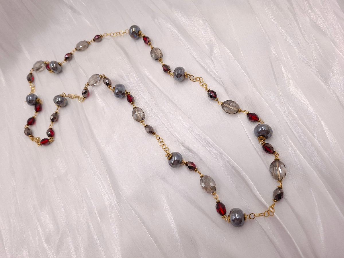 Χειροποίητο μακρύ κολιέ euhandmade με γκρι ιριδίζουσες κεραμικές χάντρες 13mm, γκρι και μπορντό κρύσταλλα και χρυσαφί ατσάλινη αλυσίδα