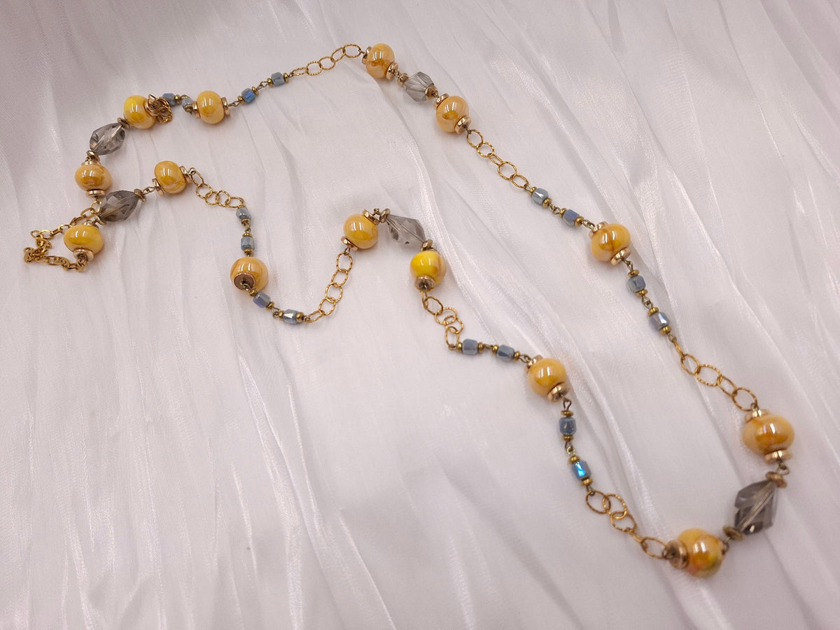 Χειροποίητο μακρύ κολιέ euhandmade με κίτρινες κεραμικές χάντρες 13mm, γκρι κρύσταλλα και χρυσαφί ατσάλινη αλυσίδα