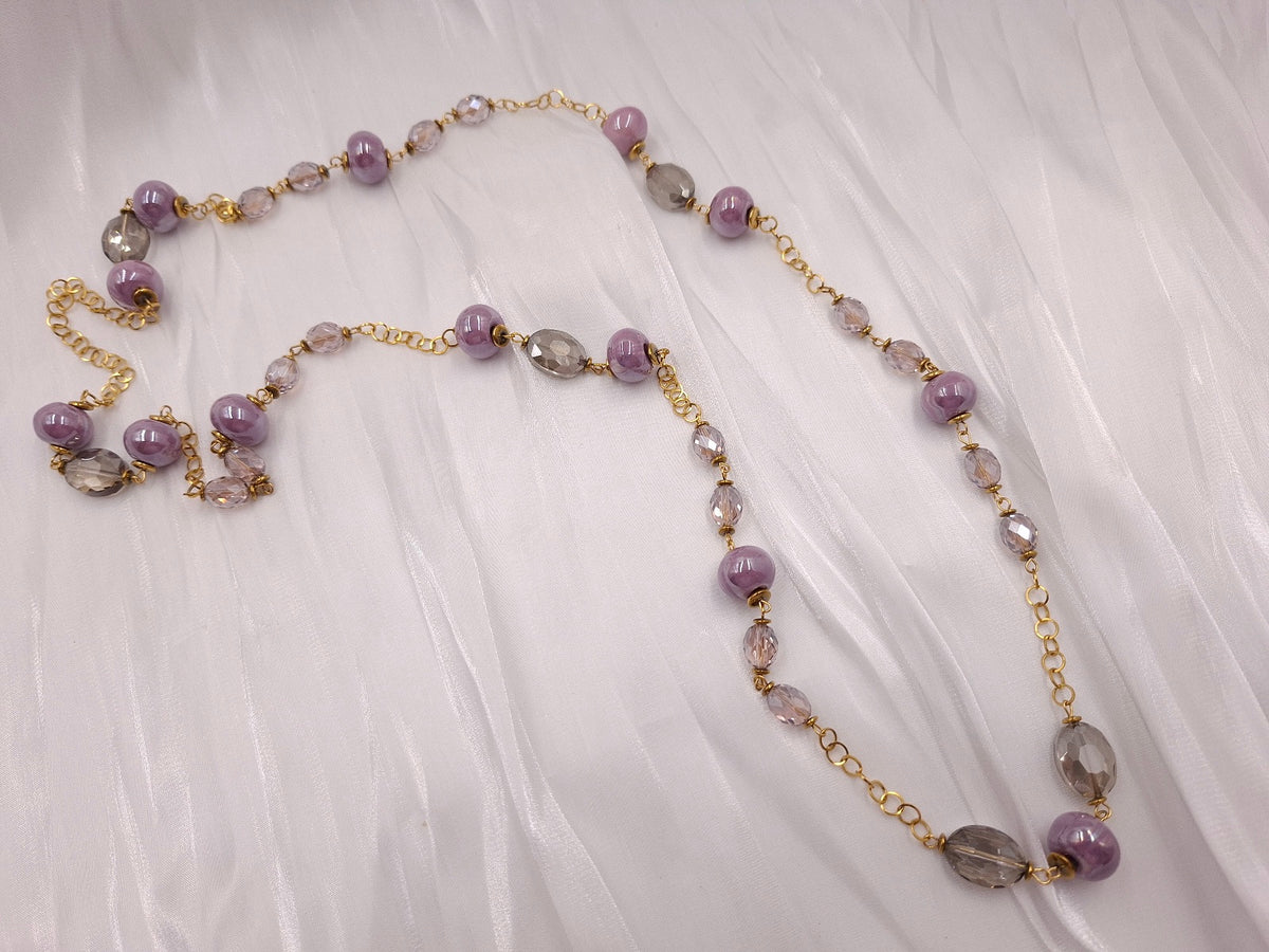 Χειροποίητο μακρύ κολιέ euhandmade με λιλά κεραμικές χάντρες 13mm, γκρι και απαλό ροζ κρύσταλλα και χρυσαφί ατσάλινη αλυσίδα.