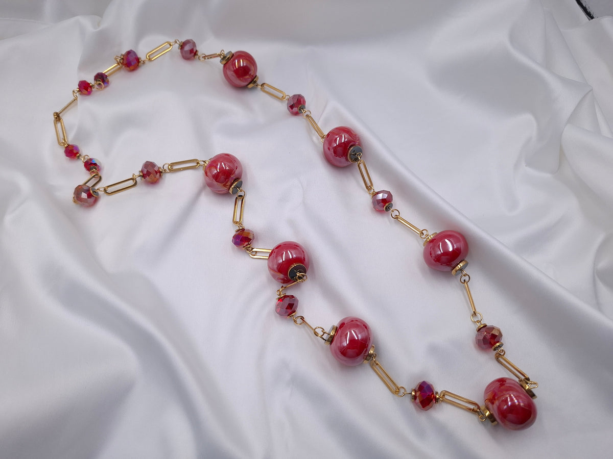 Χειροποίητο μακρύ κολιέ euhandmade με φωτεινές κόκκινες κεραμικές χάντρες 22mm, κόκκινα κρύσταλλα με ιριδίζουσες αντανακλάσεις και χρυσαφί ατσάλινη αλυσίδα