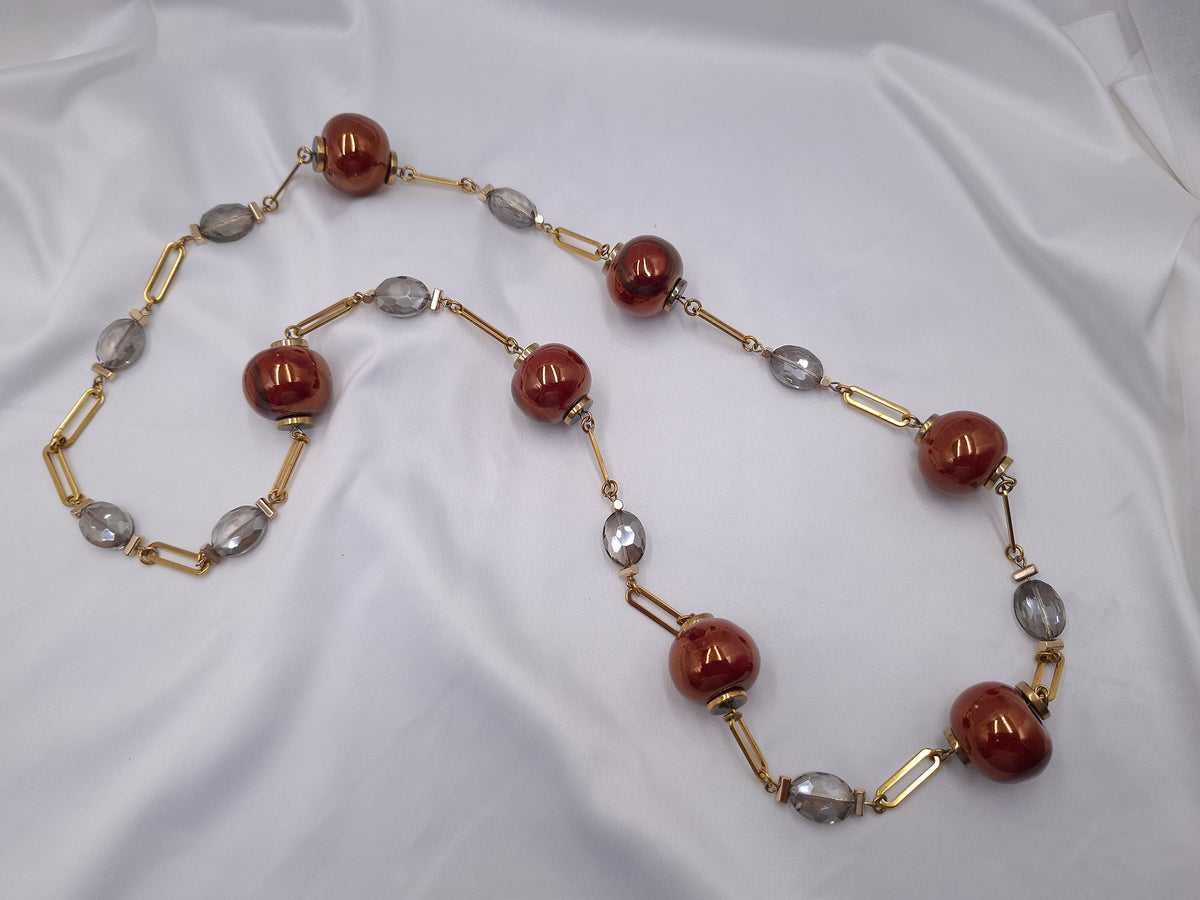 Χειροποίητο μακρύ κολιέ euhandmade με μπορντό κεραμικές χάντρες 22mm, γκρι διάφανα κρύσταλλα και χρυσαφί ατσάλινη αλυσίδα.