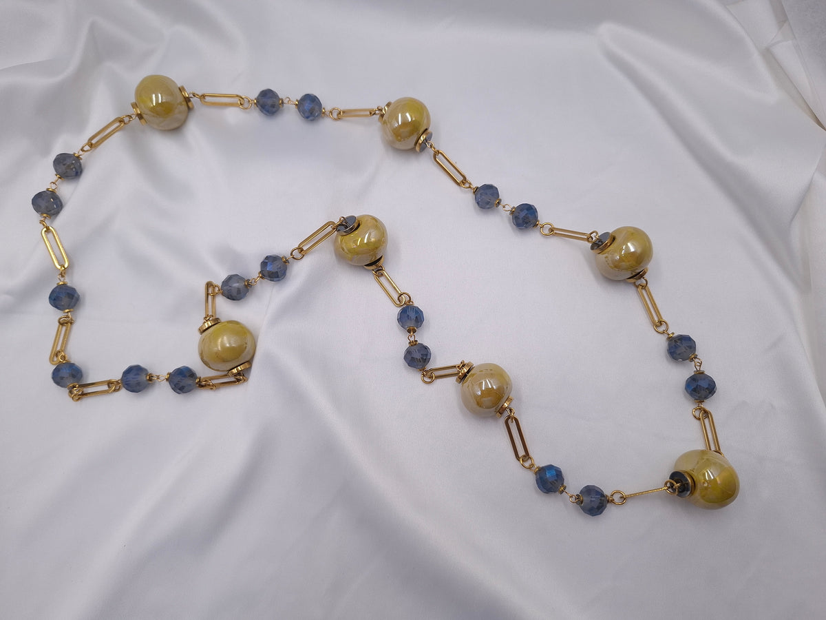 Χειροποίητο μακρύ κολιέ euhandmade με μουσταρδί κεραμικές χάντρες 22mm, γκριζομπλέ πολύπλευρα κρύσταλλα και χρυσαφί ατσάλινη αλυσίδα