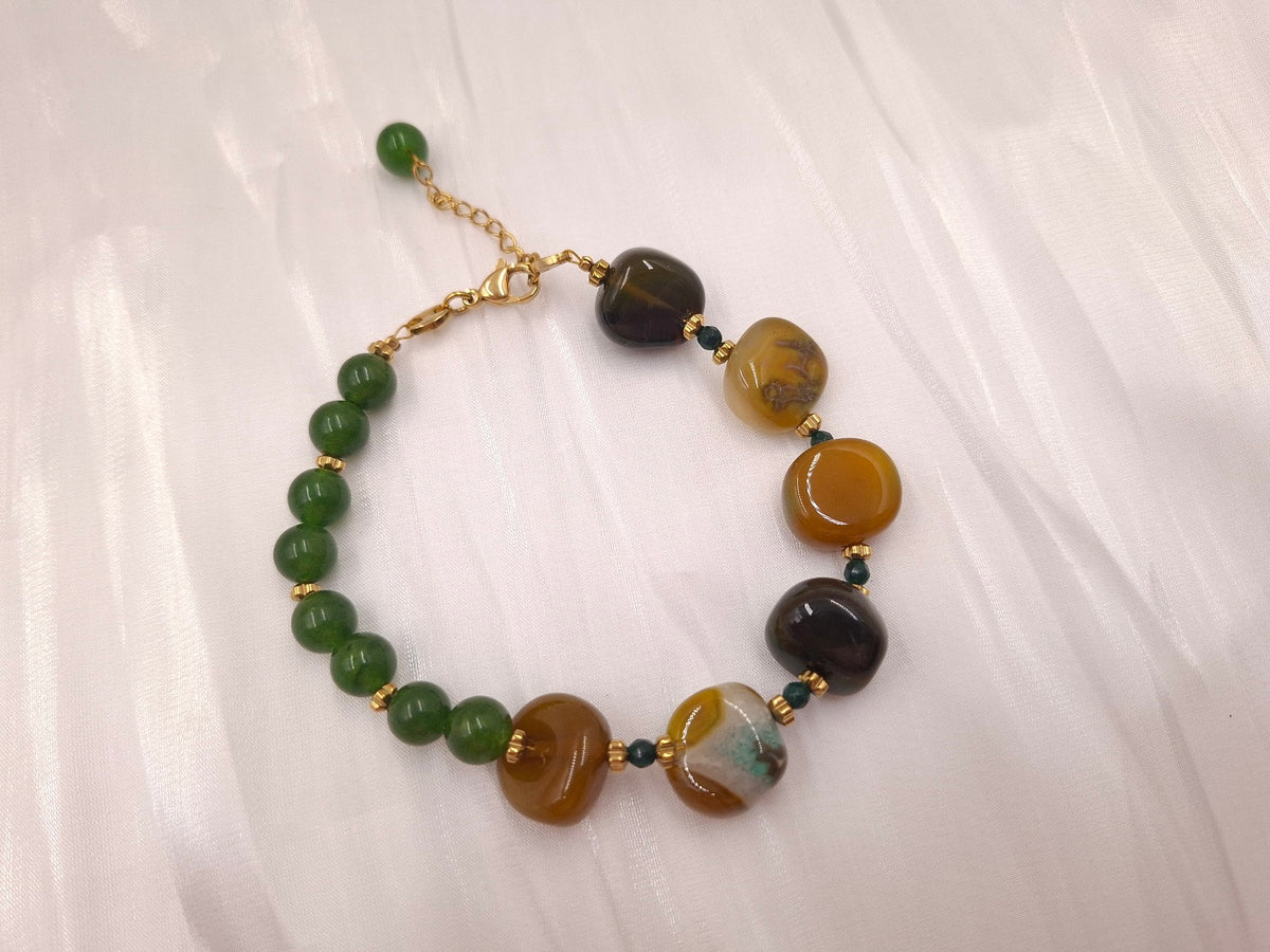 Χειροποίητο βραχιόλι euhandmade με πολύχρωμο αχάτη σε γήινες αποχρώσεις, πράσινες στρογγυλές χάντρες και χρυσόχρωμο κούμπωμα.