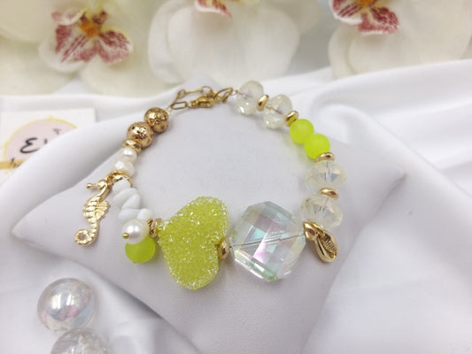 Χειροποίητο βραχιόλι με ακρυλική καρδούλα (ζαχαρωτό)
