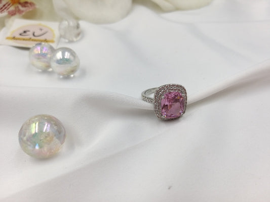 Δακτυλίδι με ροζ πέτρα και λευκά ζιργκόν σε ασημί βάση