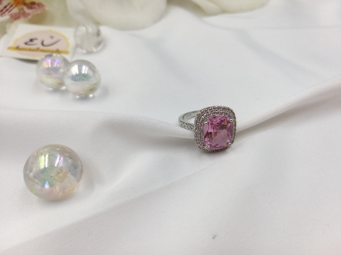 Δαχτυλίδι με ροζ πέτρα και λευκά ζιργκόν σε ασημί βάση
