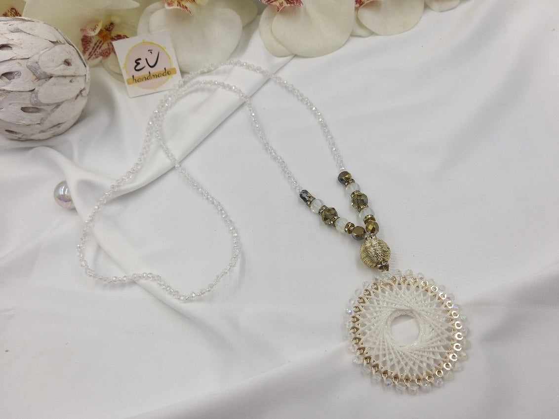 Χειροποίητο γυναικείο κολιέ με πλεκτό κρίκο και κρύσταλλα σε λευκό