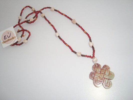 Χειροποίητο κολιέ με πέτρα νεφρίτη σε σχήμα κέλτικου σταυρού σε δύο χρώματα