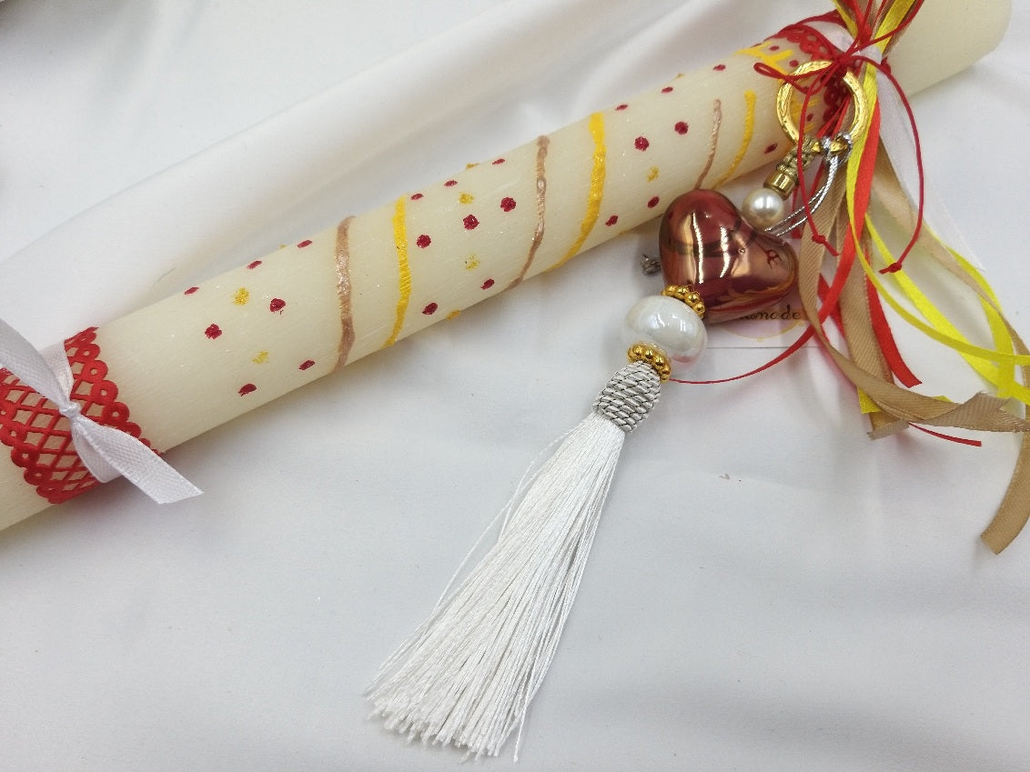 Λεπτομέρεια κεραμικής καρδιάς σε μπορντό σε χειροποίητη λαμπάδα ιβουάρ