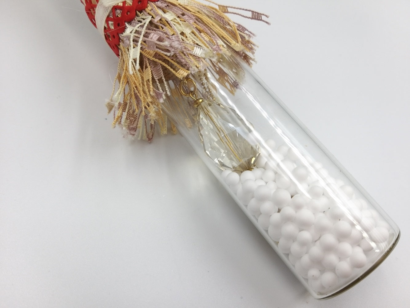 λεπτομέρεια κολιέ κρύσταλλο σε γυάλινο μπουκαλάκι